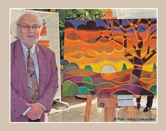 Horst Rother steht neben einem seiner Gemälde